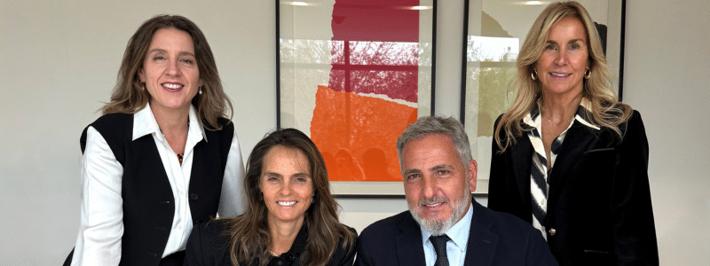 az firma acuerdo de colaboración con Mujeres Empresarias